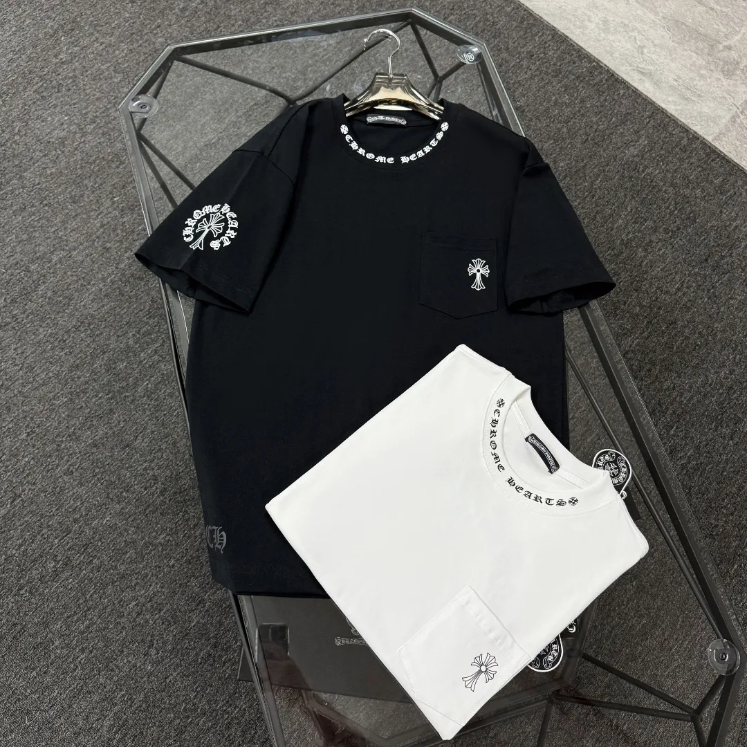 P170 Chrome Hearts 25 high-end versions. The fabric is made of 300 grams of high-density pure cotton. It does not deform or shrink. It has three labels. It is the same style for men and women. Technology: suede foaming + digital printing. Color: white, black. SIZE: S-XL.